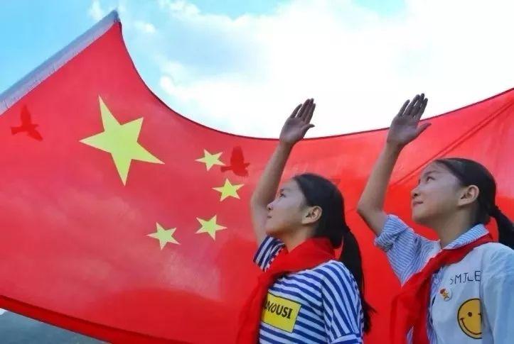 阚清子绿色清凉吊带裙，夏日穿搭的新宠