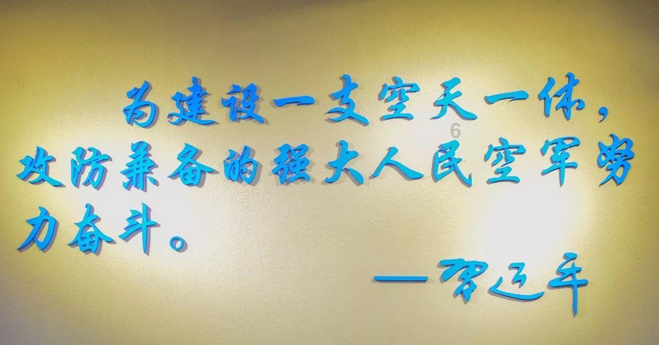 度假的时尚女孩