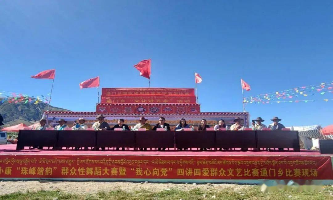 68岁陈百祥带妻子出国度假，冰天雪地站在坦克上秀恩爱！