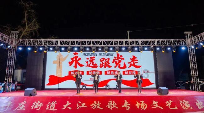 如图，哪位朋友知道这种三月龄左右体重只有4斤甚至两斤多的小型犬可能是什么犬种？谢谢了