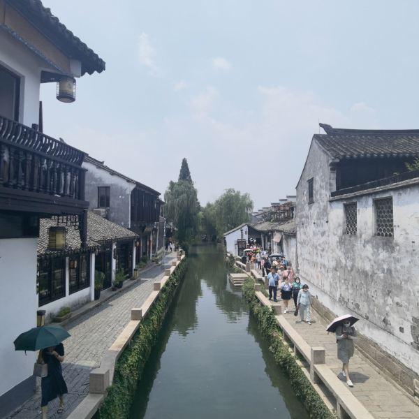 无限翻滚小球